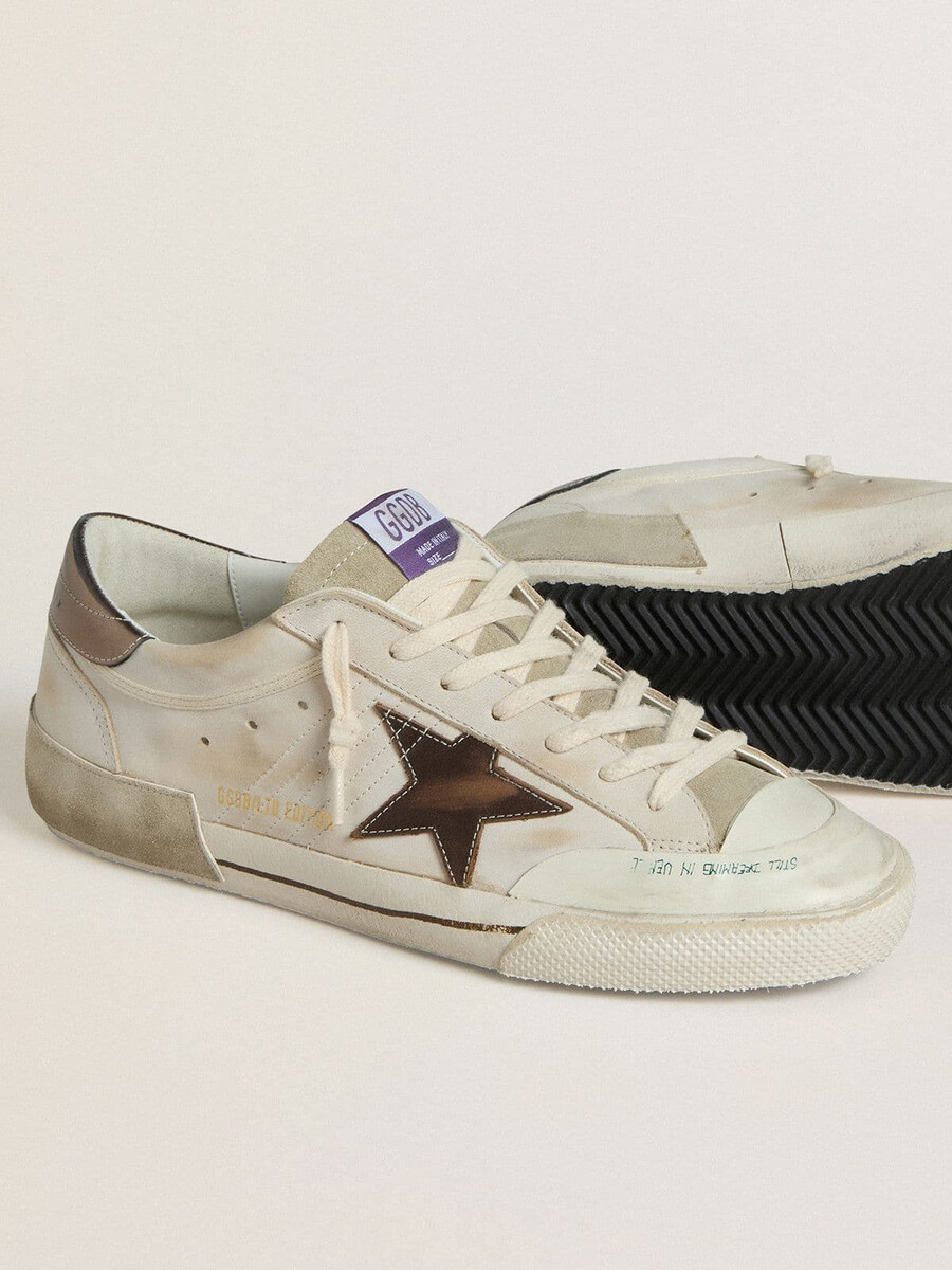heren super-star ltd in suède met bruine leren ster en metallic leren hielstuk.