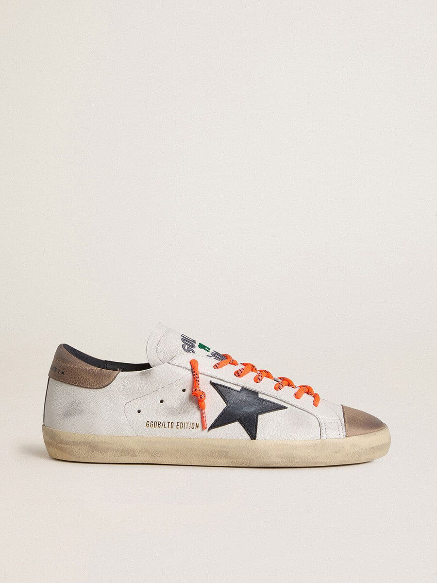 heren super-star ltd in leer met zwarte leren ster en beige leren hielstuk.