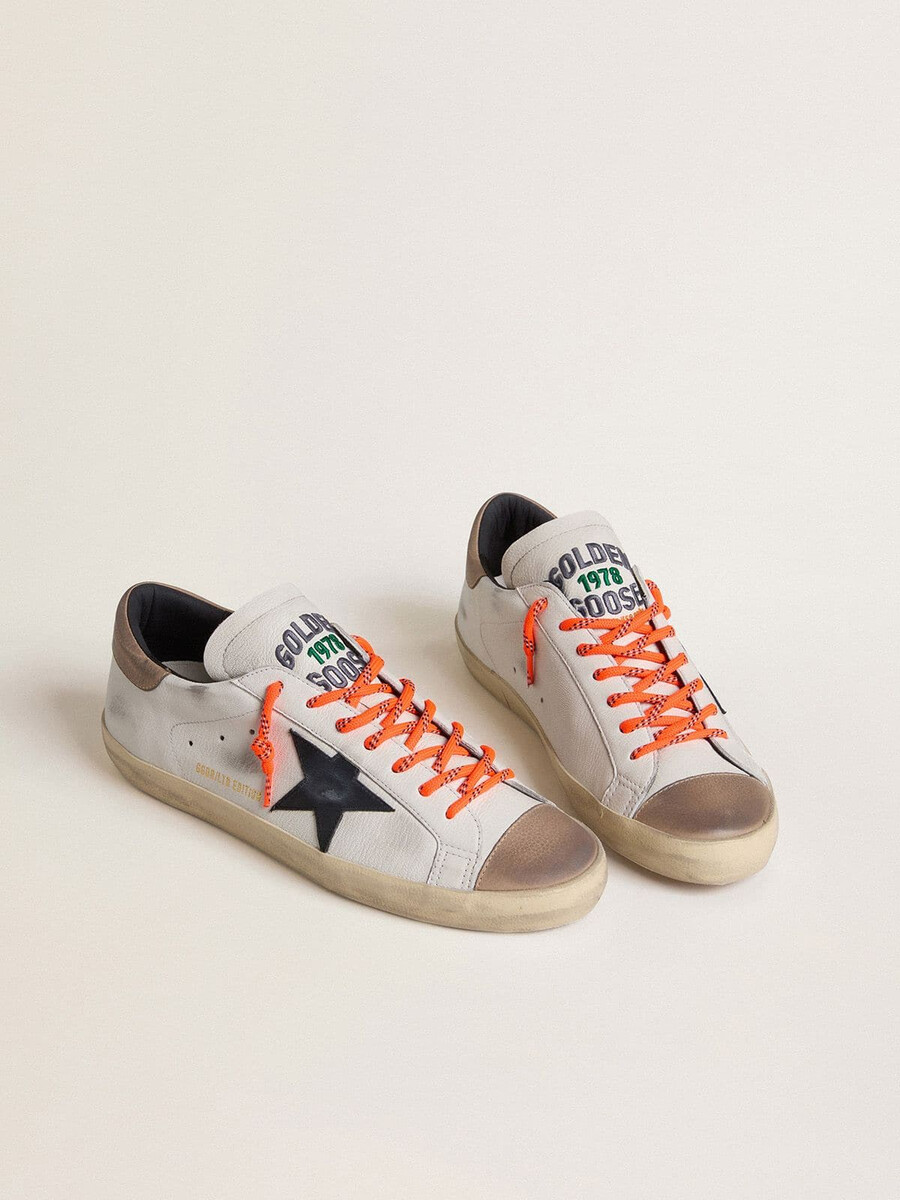 heren super-star ltd in leer met zwarte leren ster en beige leren hielstuk.