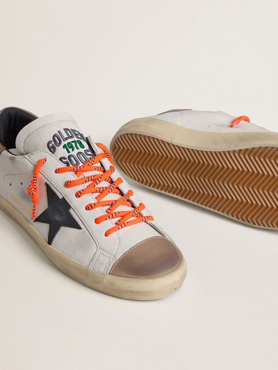 heren super-star ltd in leer met zwarte leren ster en beige leren hielstuk.