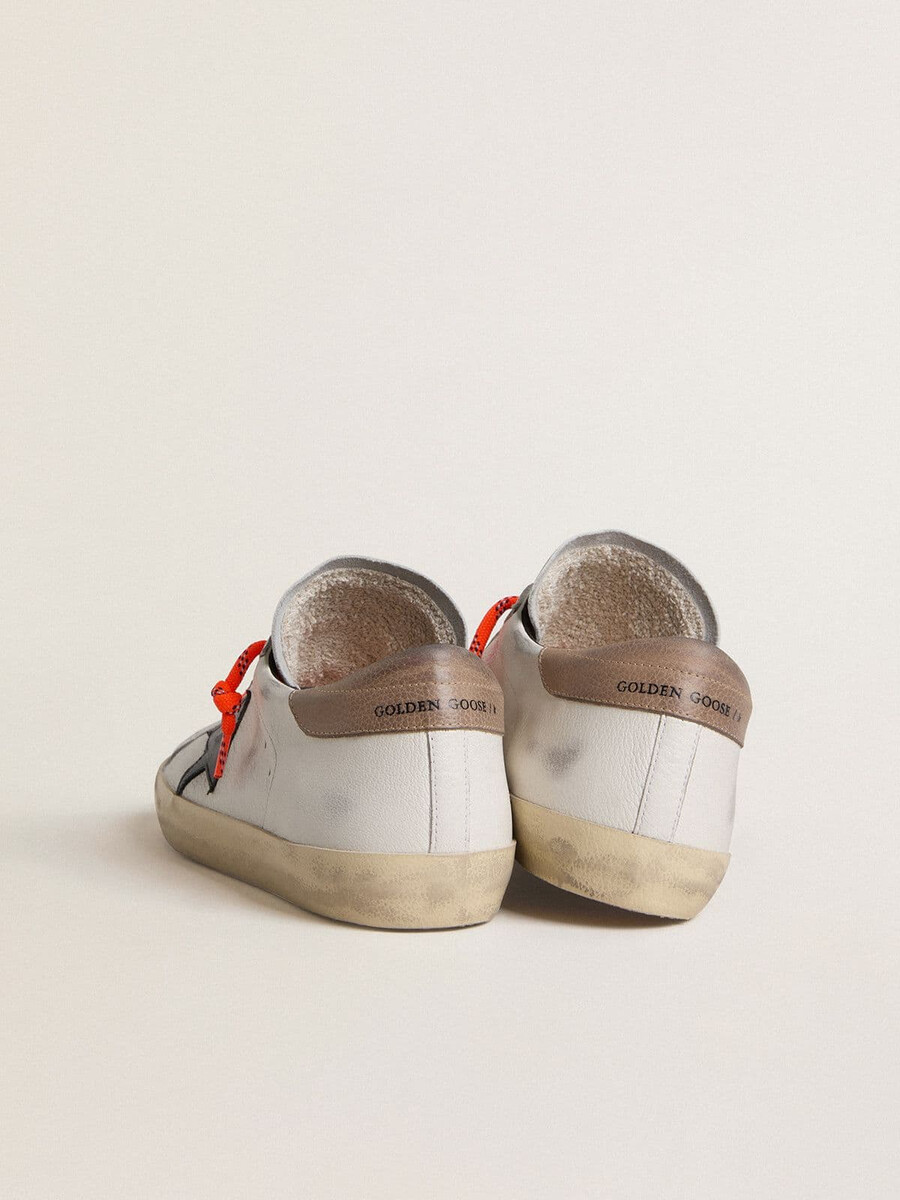 heren super-star ltd in leer met zwarte leren ster en beige leren hielstuk.