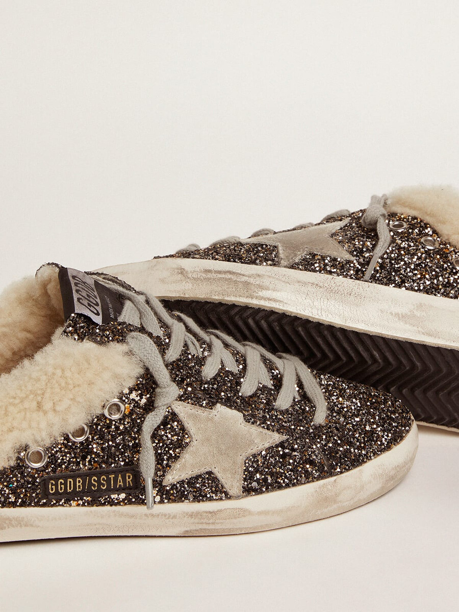 dames super-star sabot met glitter en schapenvachtvoering.