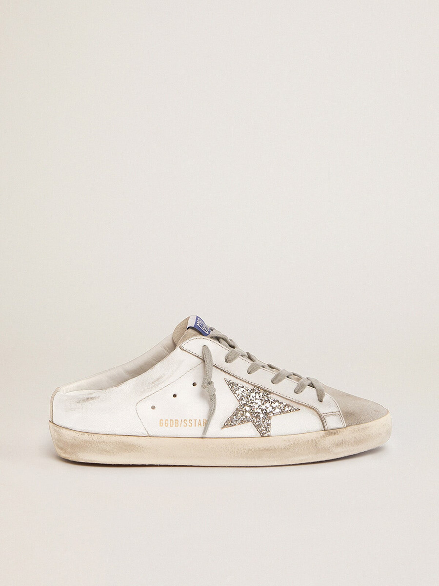 super-star sabot met een platina glitterster en een suède tong.