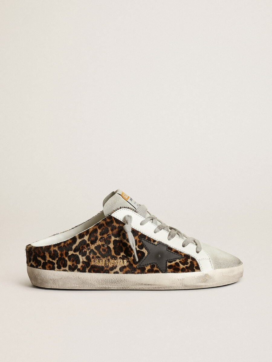 dames super-star sabot van ponyhuid met luipaardprint en zwarte ster