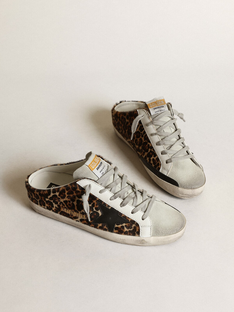 dames super-star sabot van ponyhuid met luipaardprint en zwarte ster