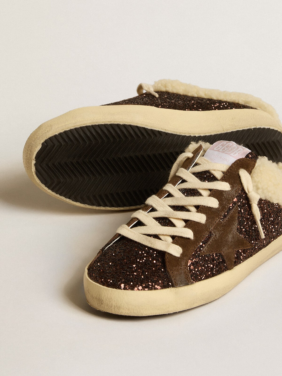 super-star sabots in glitter met bruine ster en voering van schapenvacht.