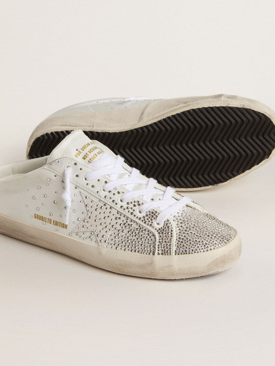 dames super-star sabot ltd met grijze suède ster en swarovski-kristallen.