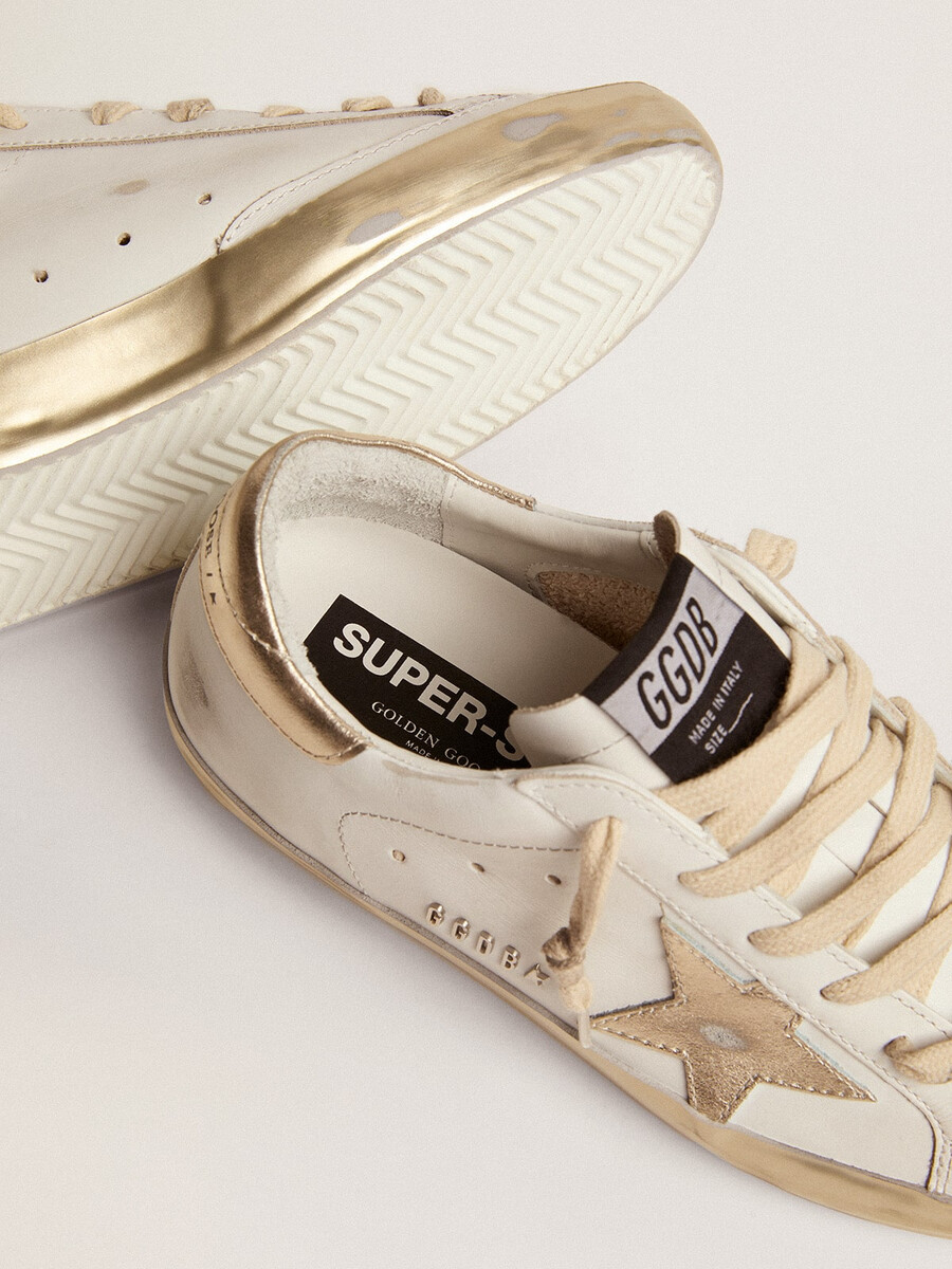 super-star sneakers voor dames met gouden rand.