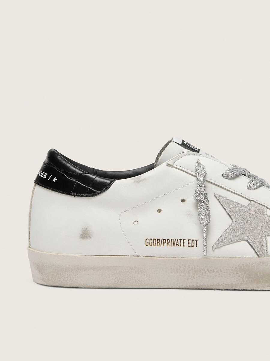 dames super-star met witte suède ster en zwarte hielband van leer met krokodillenprint