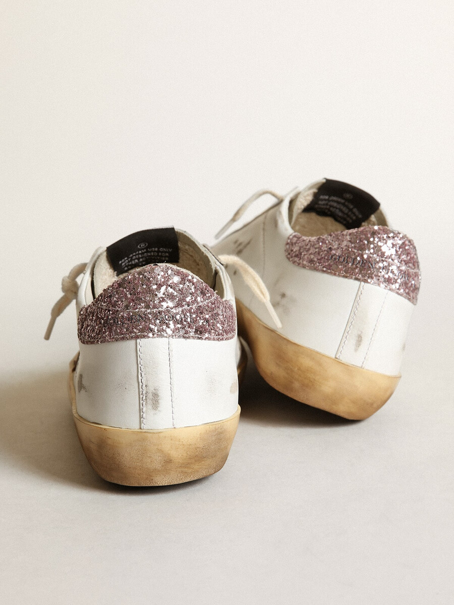 superster met een beige ster en een roze glitterhielstukje.