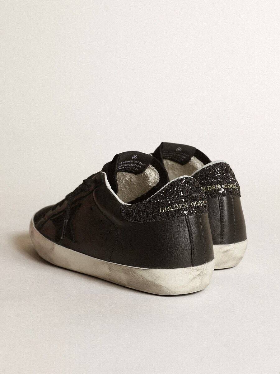 dames super-star in zwart nappaleer met zwarte ster en glitterhak.