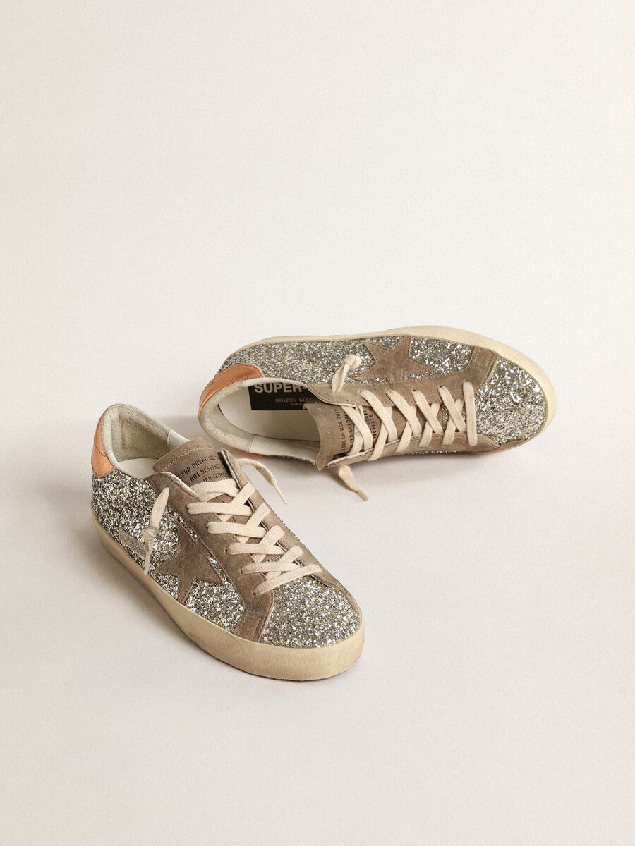 dames super-star in platina glitter met duifgrijze suède ster