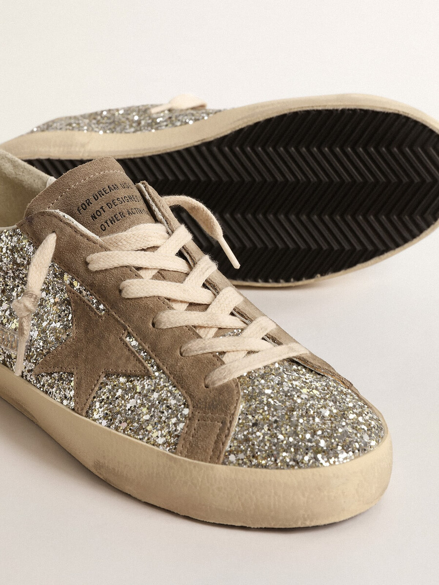 dames super-star in platina glitter met duifgrijze suède ster
