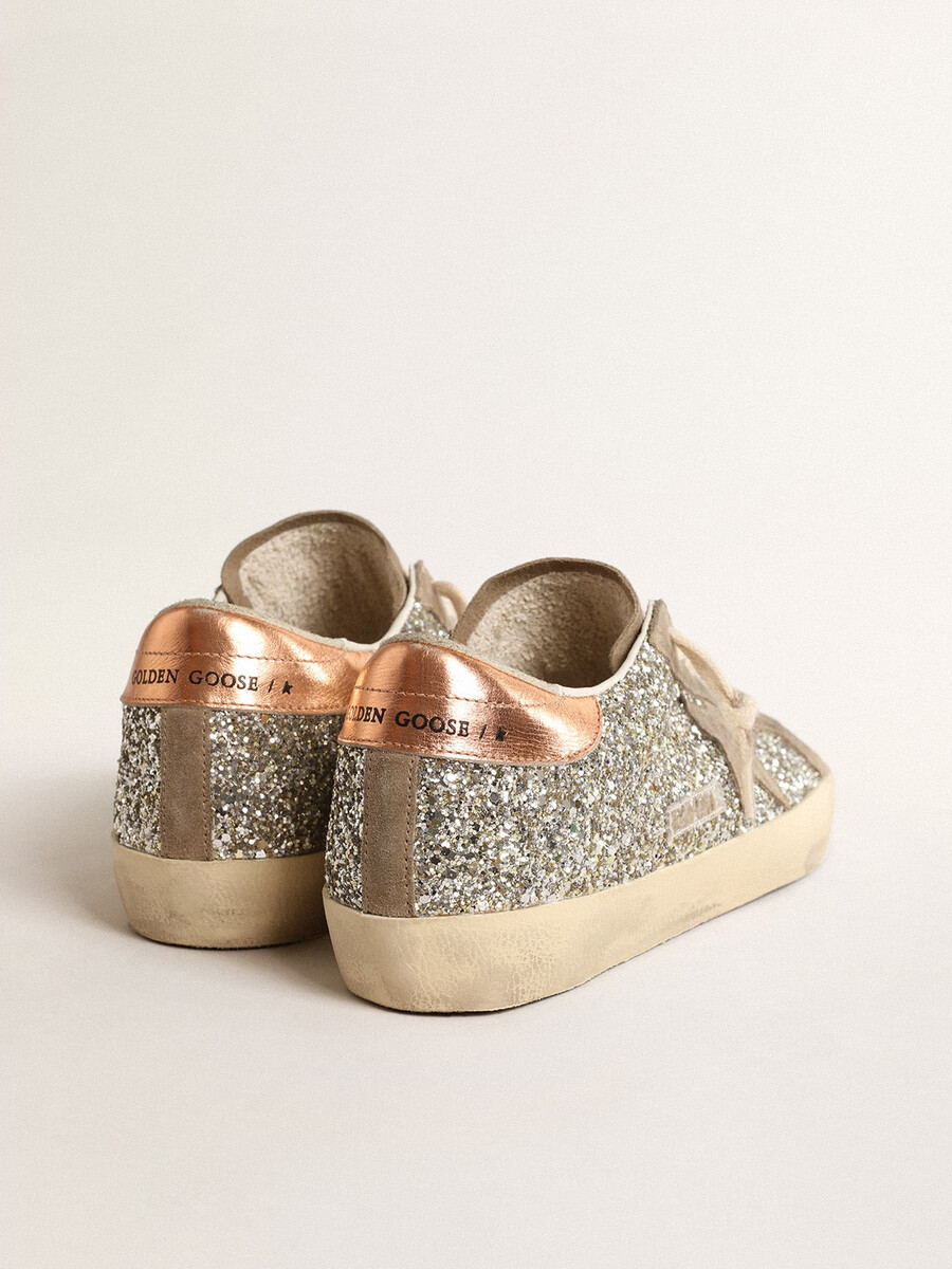 dames super-star in platina glitter met duifgrijze suède ster