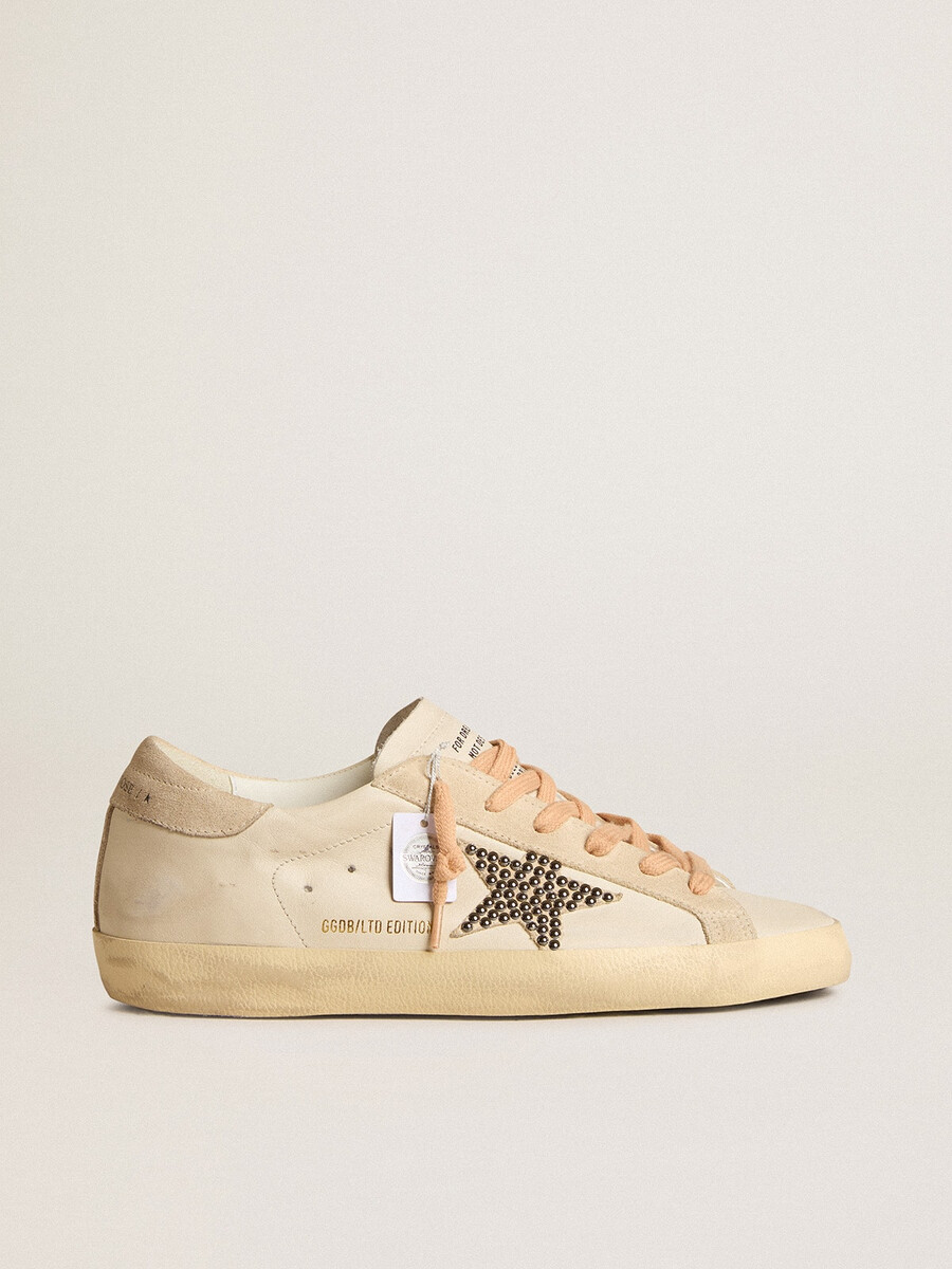 super-star ltd in leer met beige suède ster en swarovski-kristallen.