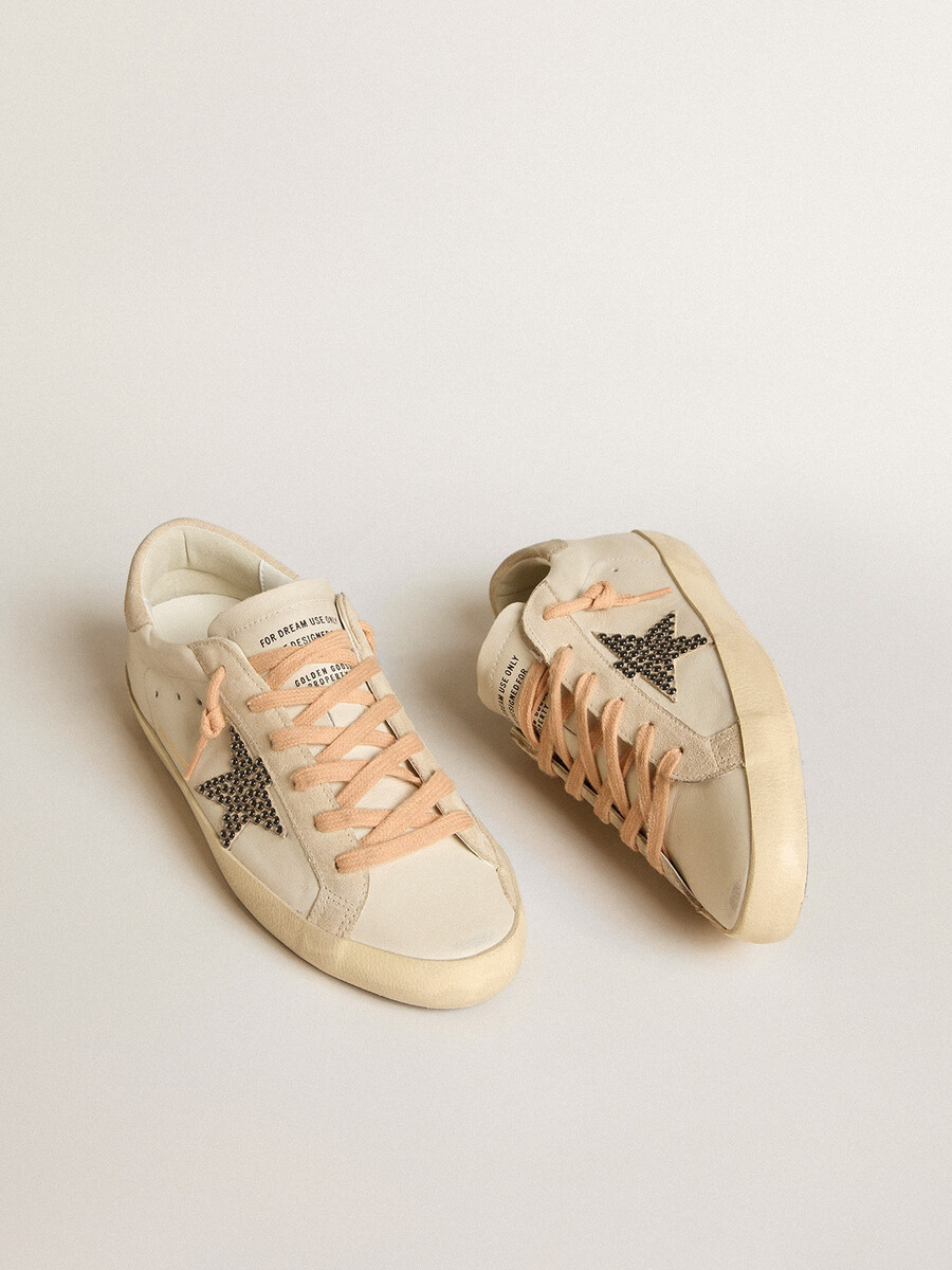 super-star ltd in leer met beige suède ster en swarovski-kristallen.