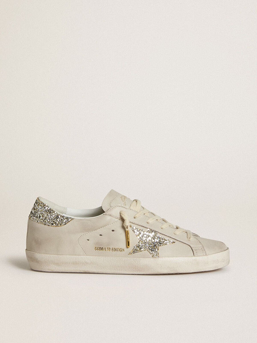 dames super-star in ivoorkleurig nappaleer met platina glitterster en hielstuk.