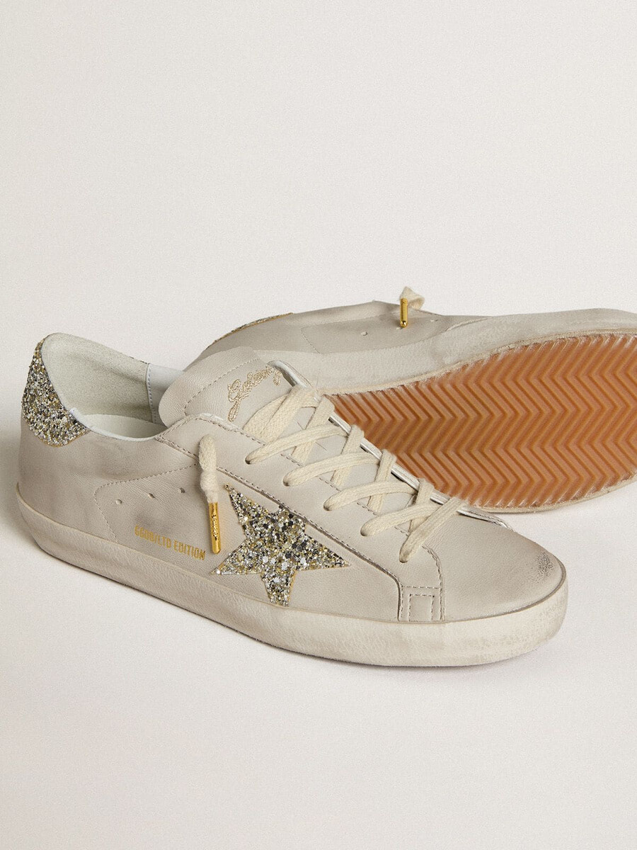 dames super-star in ivoorkleurig nappaleer met platina glitterster en hielstuk.