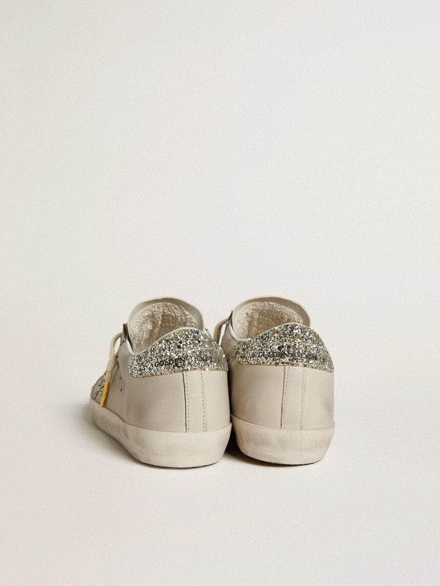 dames super-star in ivoorkleurig nappaleer met platina glitterster en hielstuk.