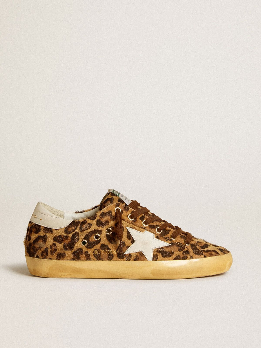 dames super-star in ponyhuid met luipaardprint met leren ster en hielstuk.
