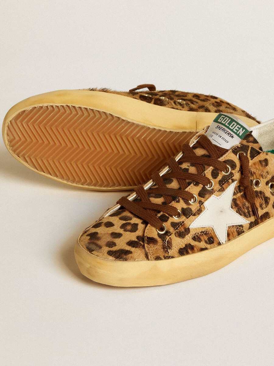 dames super-star in ponyhuid met luipaardprint met leren ster en hielstuk.