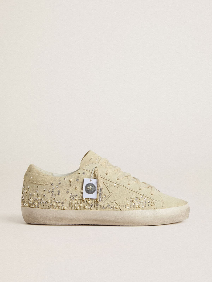dames super-star in beige suède met parels en swarovski-kristallen.