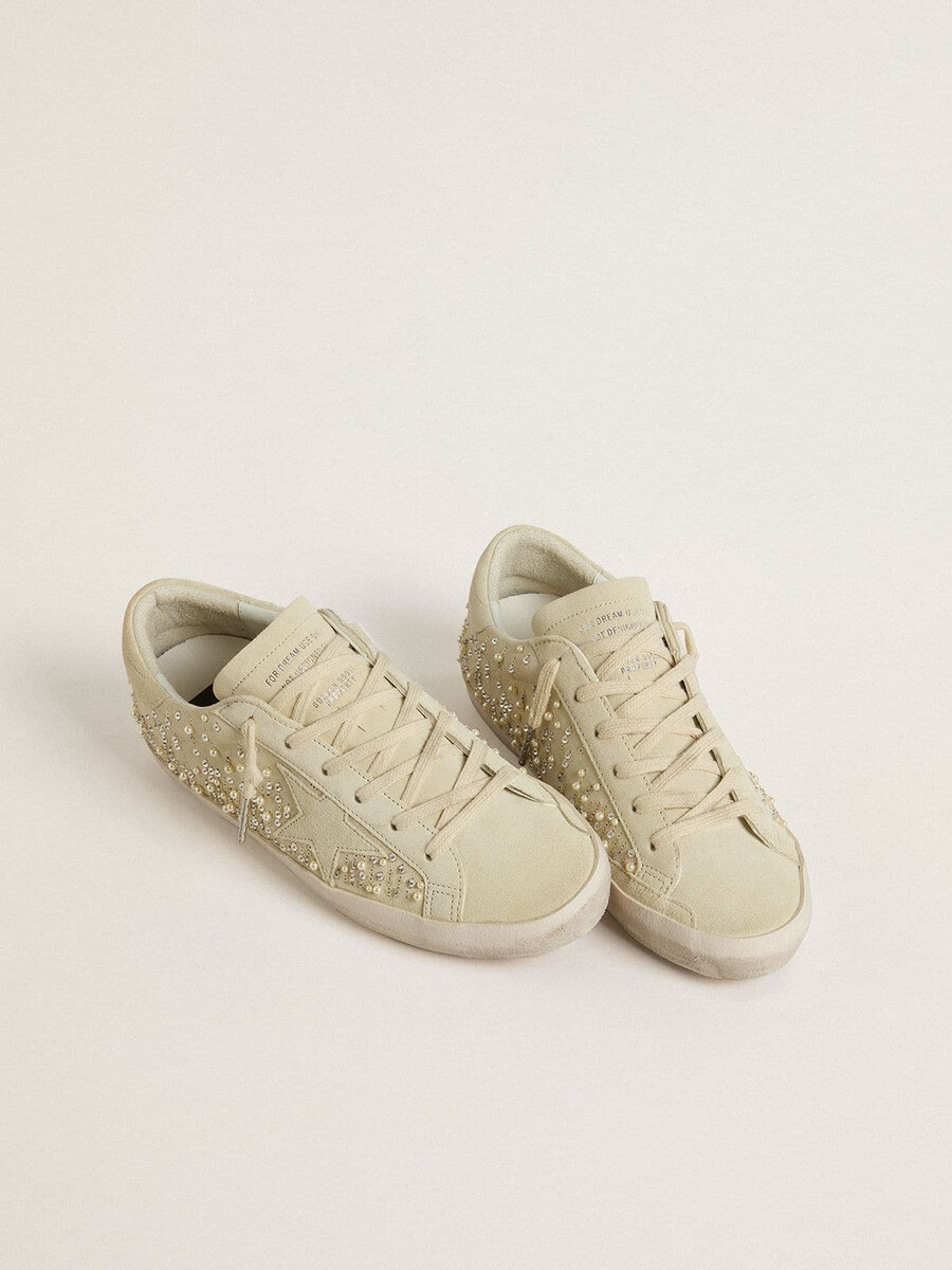 dames super-star in beige suède met parels en swarovski-kristallen.