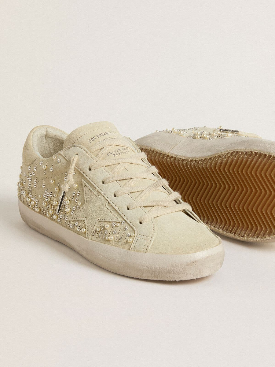 dames super-star in beige suède met parels en swarovski-kristallen.