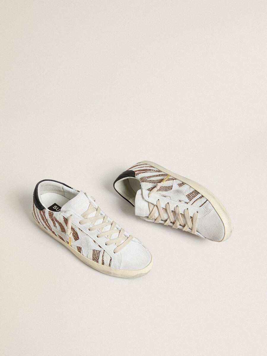 dames super-star ltd in wit ponyhaar met bruine glitter en witte suède ster.