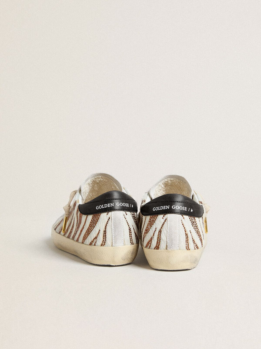 dames super-star ltd in wit ponyhaar met bruine glitter en witte suède ster.