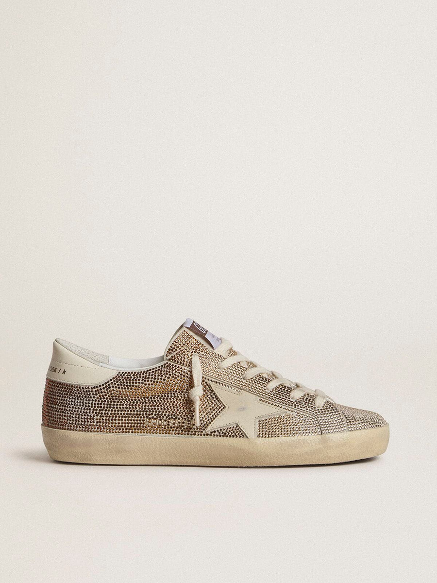 superster in beige suède en veelkleurige kristallen met crèmekleurige leren ster en hielstuk.