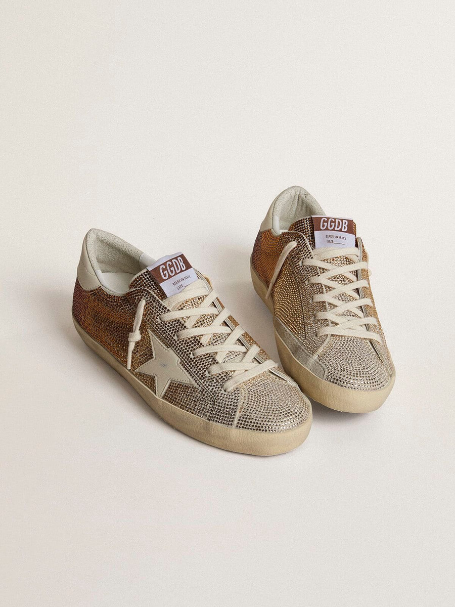 superster in beige suède en veelkleurige kristallen met crèmekleurige leren ster en hielstuk.