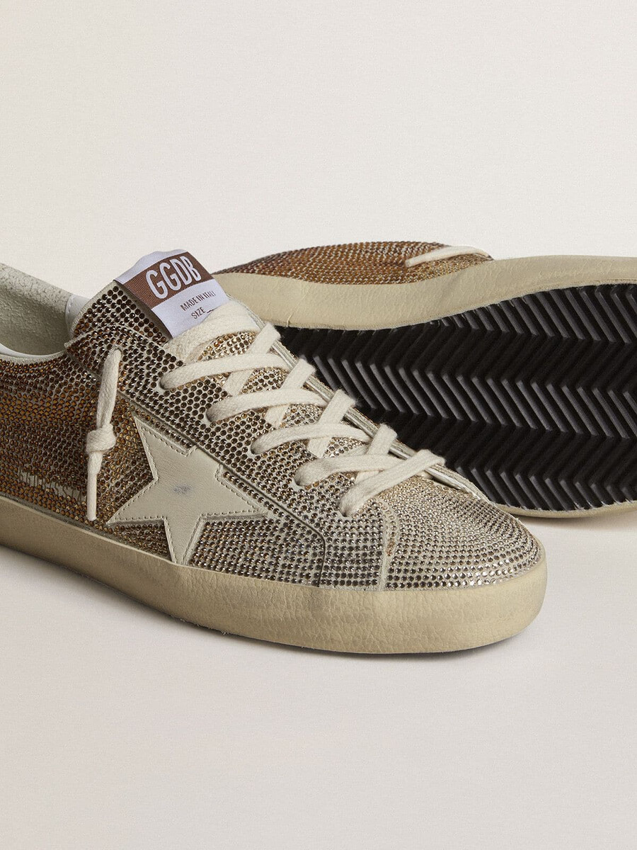 superster in beige suède en veelkleurige kristallen met crèmekleurige leren ster en hielstuk.