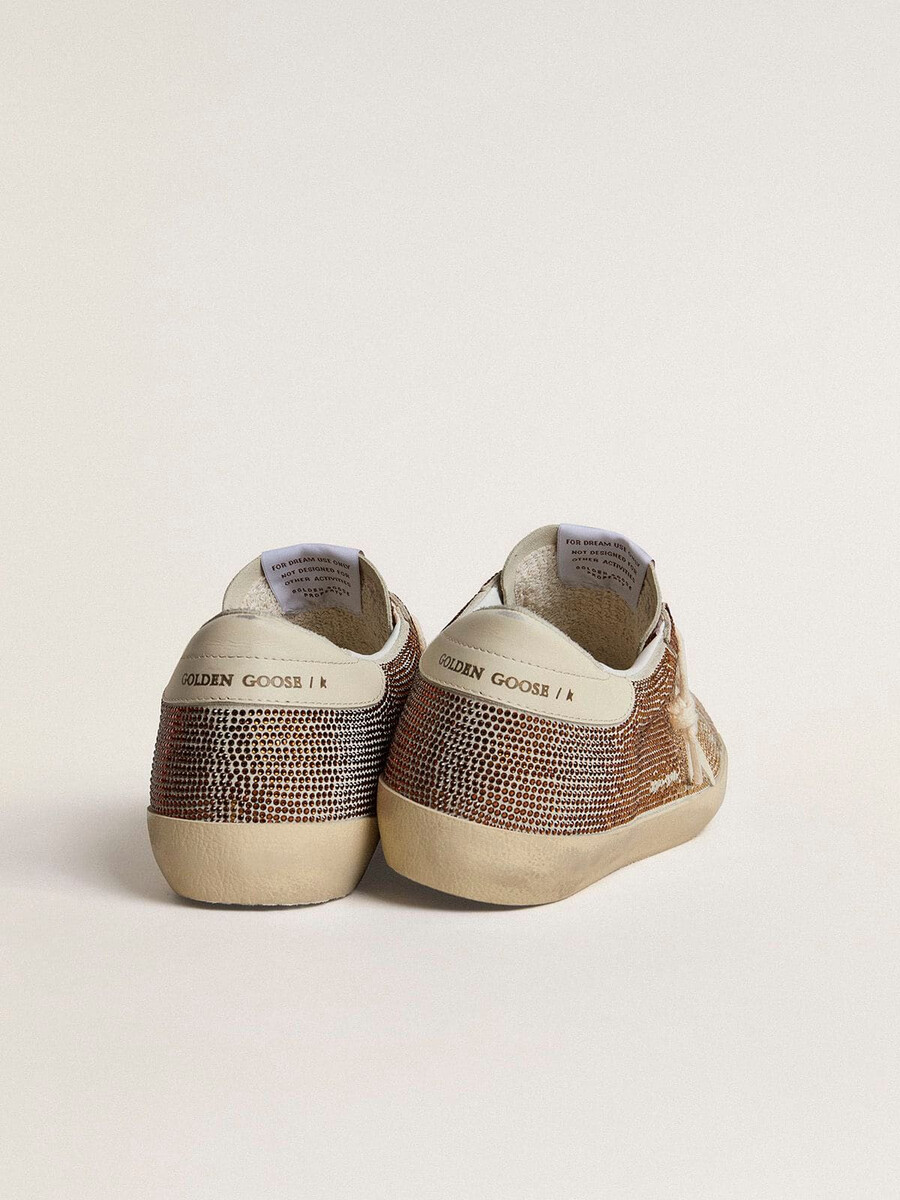 superster in beige suède en veelkleurige kristallen met crèmekleurige leren ster en hielstuk.