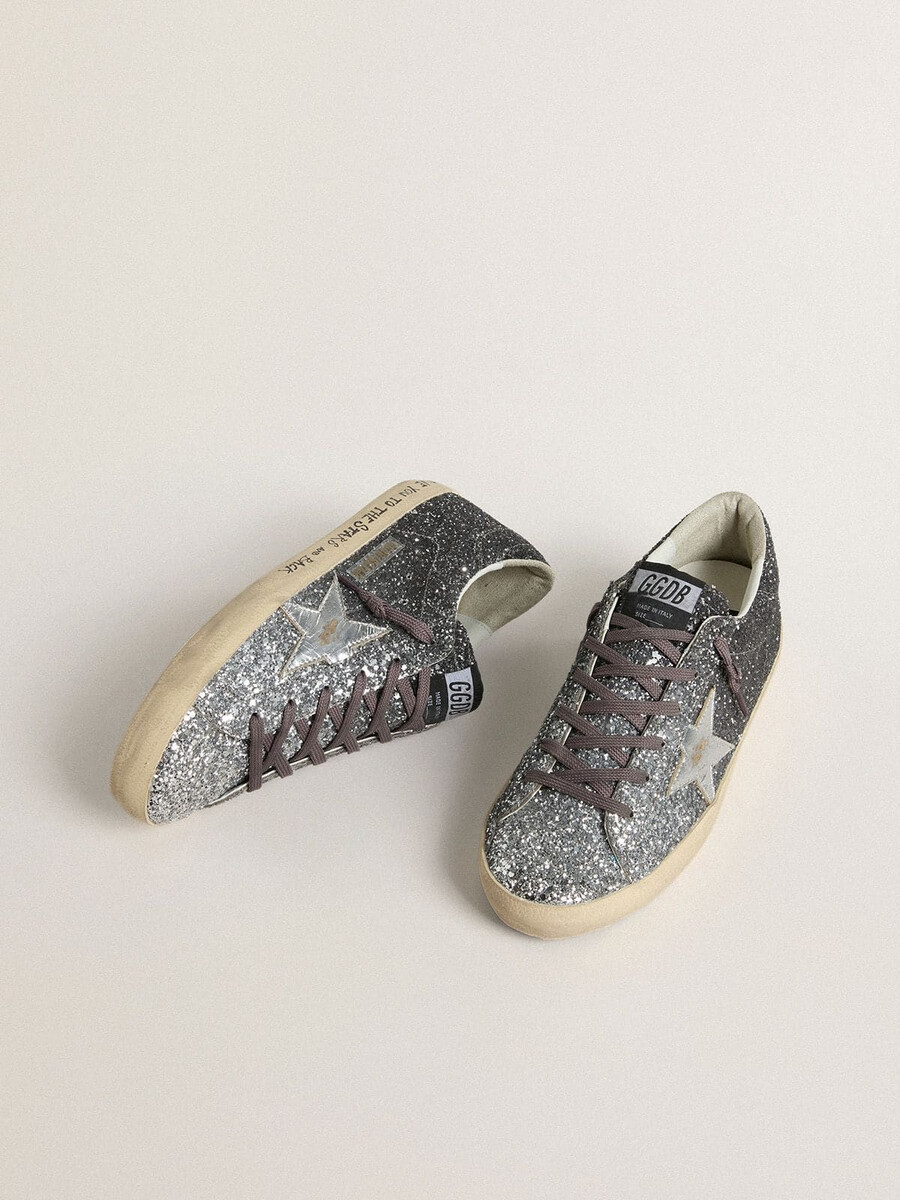 dames superster met glitter op het bovenwerk en zilverkleurige metallic leren ster.