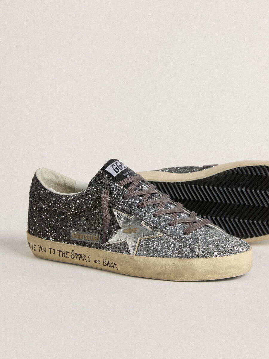 dames superster met glitter op het bovenwerk en zilverkleurige metallic leren ster.