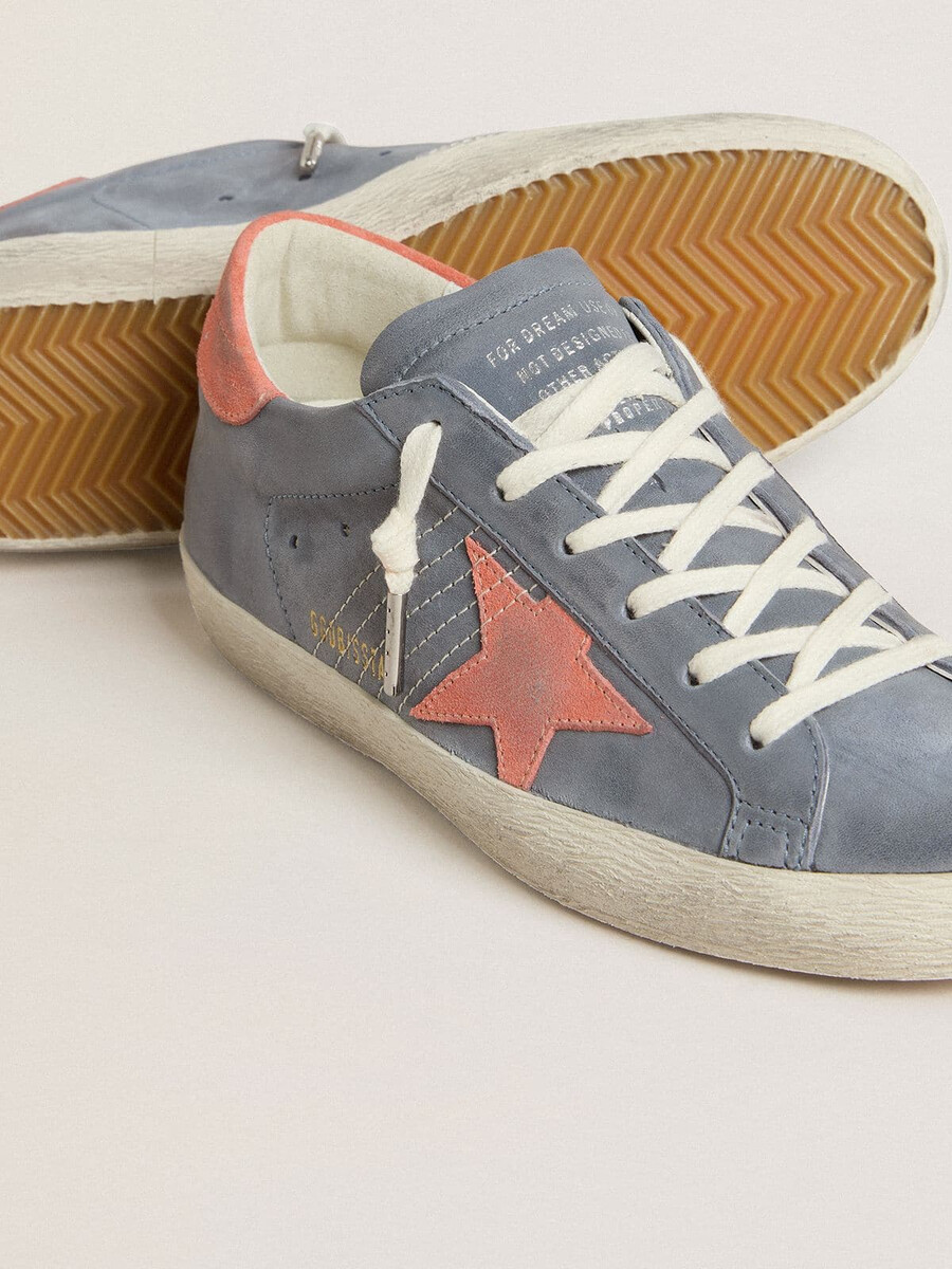 dames super star in blauw nubuck met roze suède ster en hielstuk.