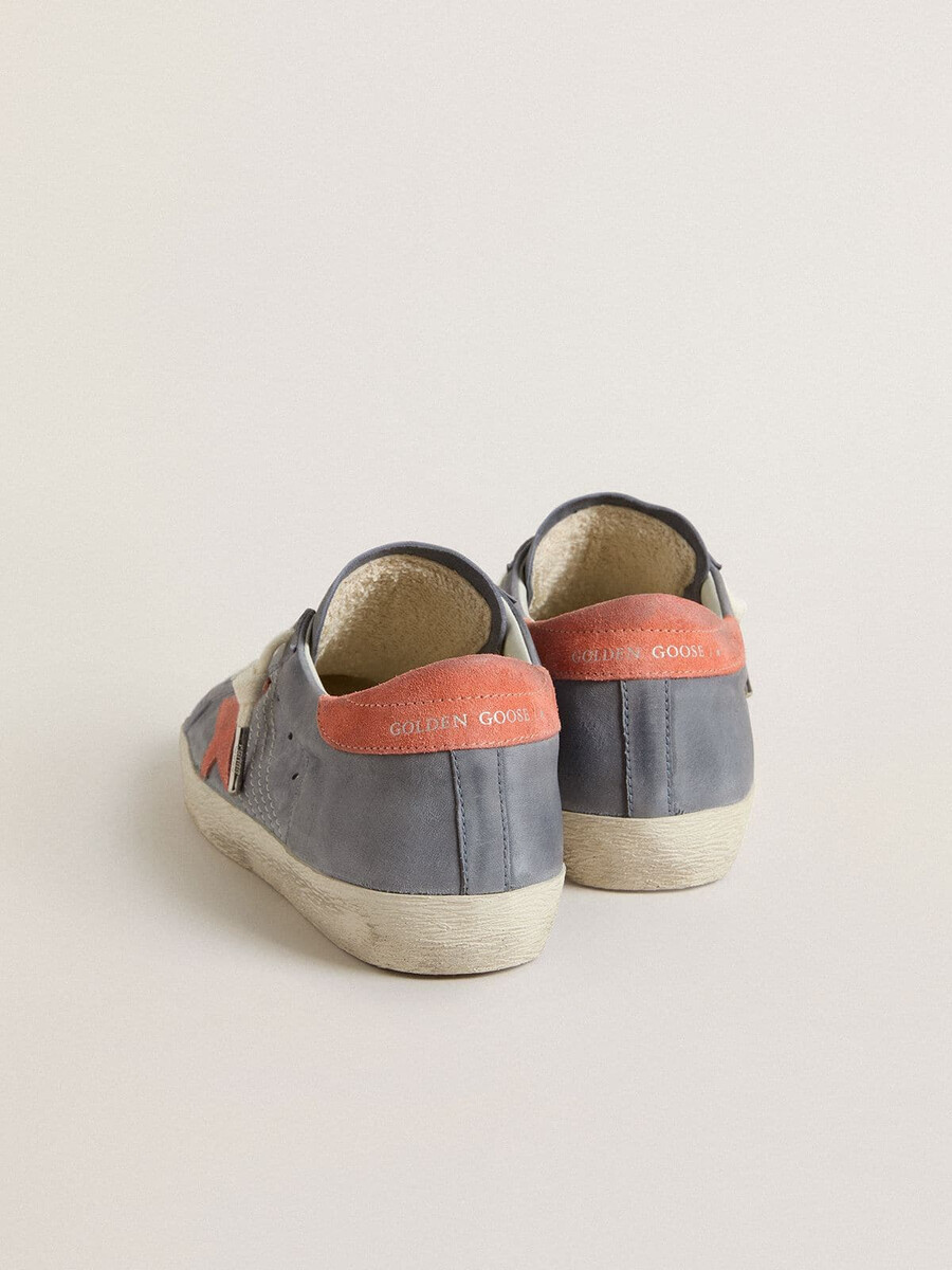 dames super star in blauw nubuck met roze suède ster en hielstuk.
