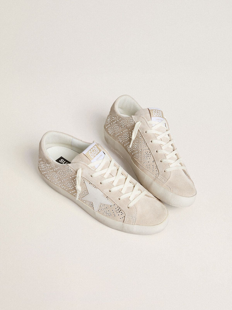 dames super-star ltd in suède met swarovski-kristallen en een ijsgrijze leren ster.