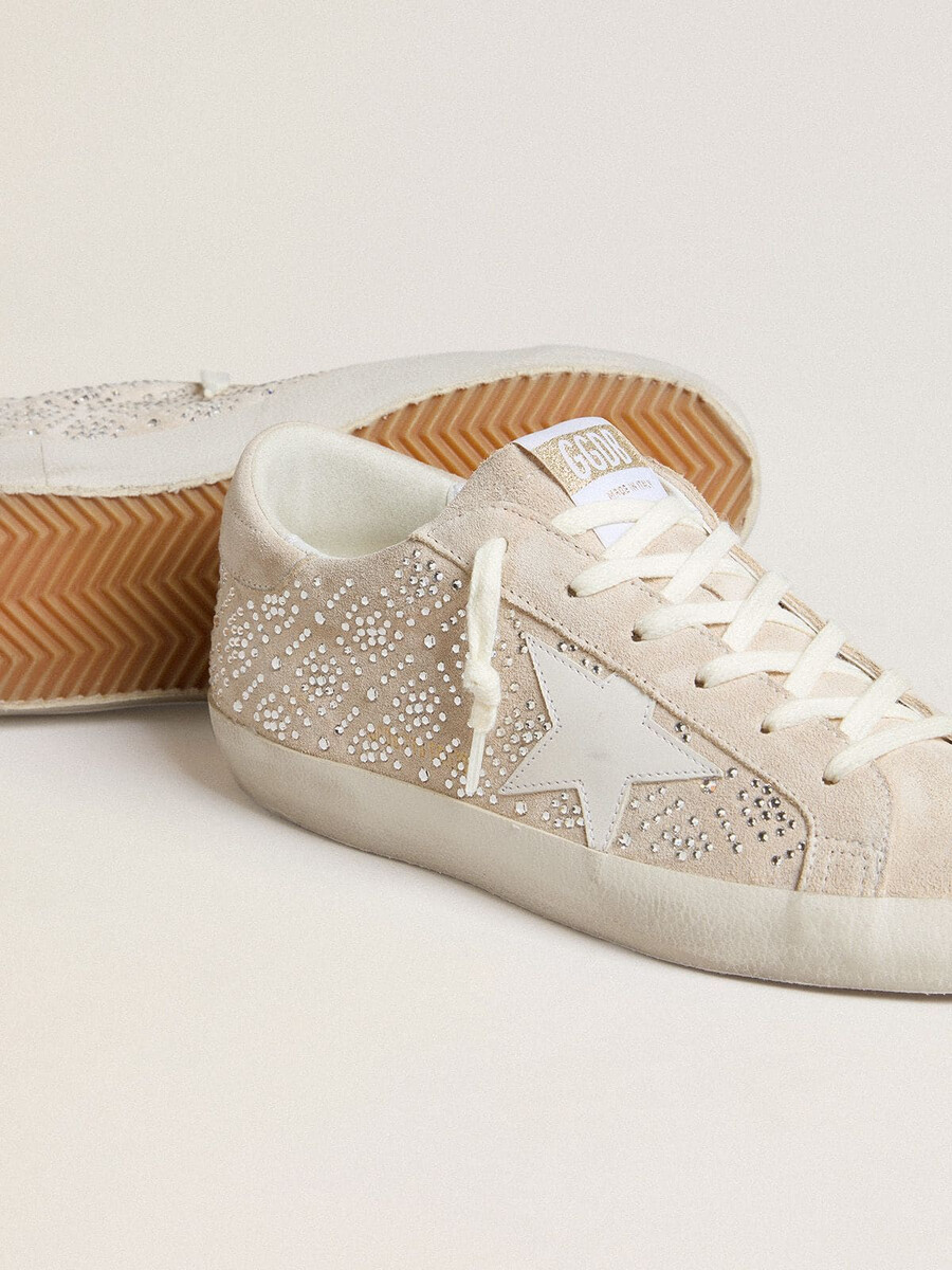 dames super-star ltd in suède met swarovski-kristallen en een ijsgrijze leren ster.