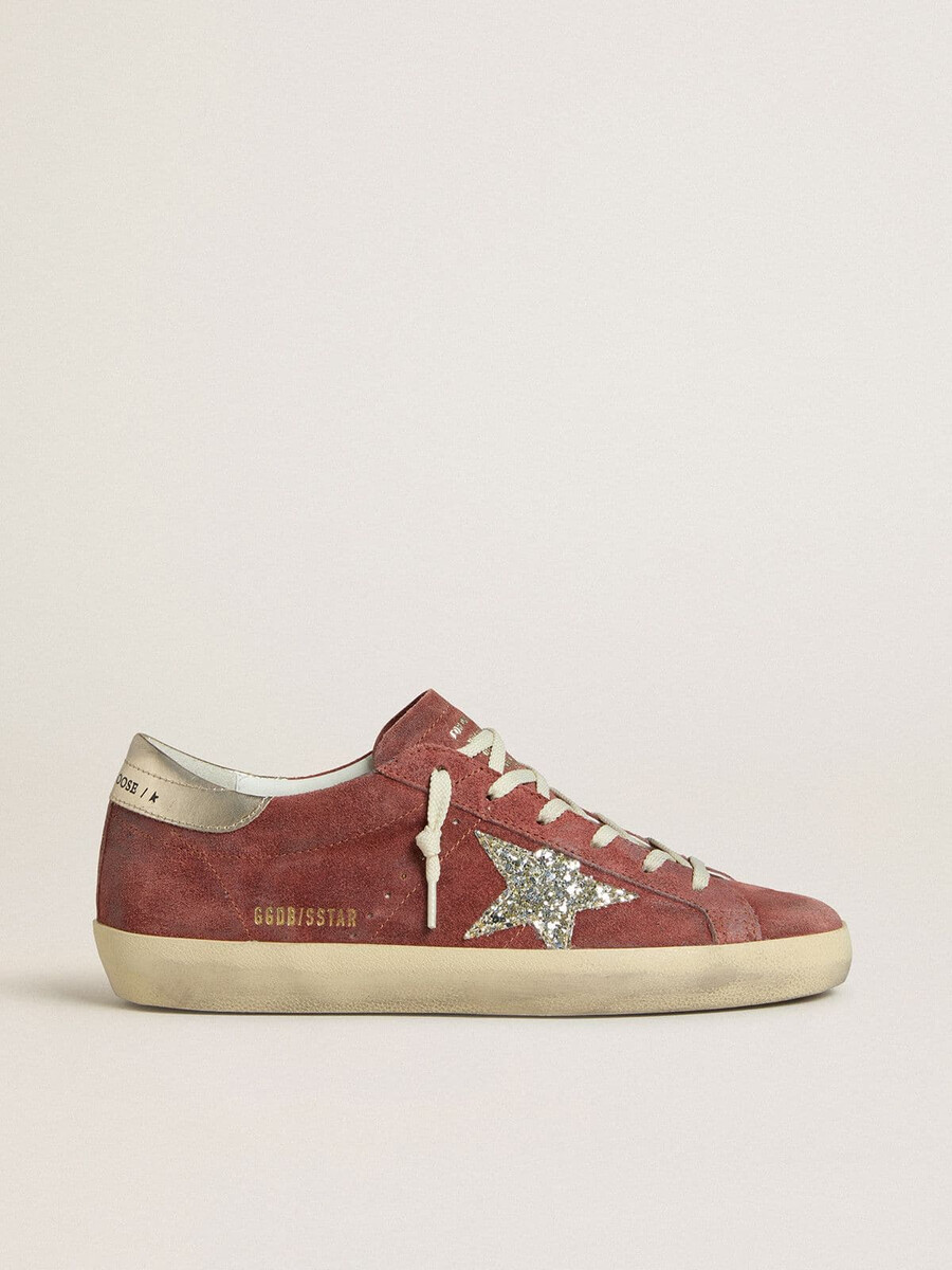 dames super-star ltd in rood suède met zilveren glitterster en hielstuk van gelamineerd leer.