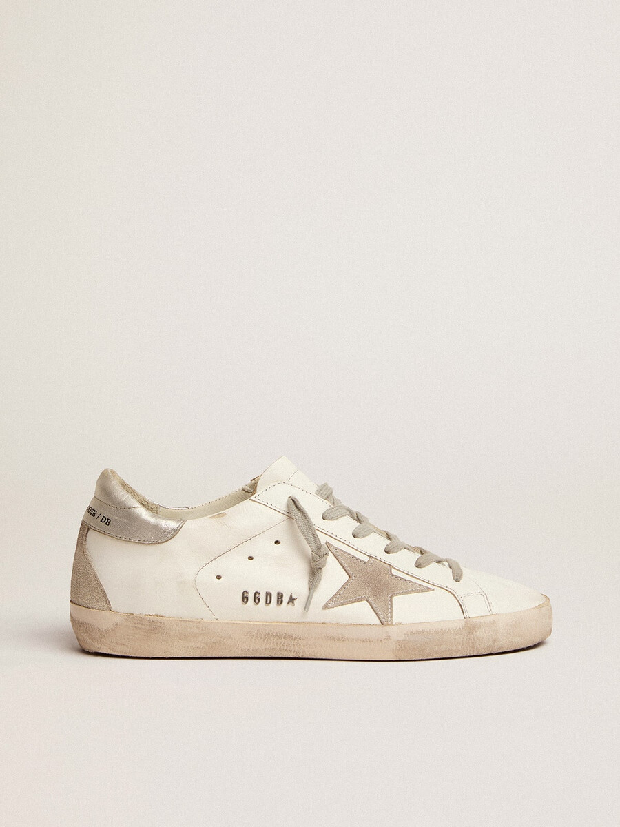 dames super-star met zilverkleurig hielstuk en metalen studs met letters.