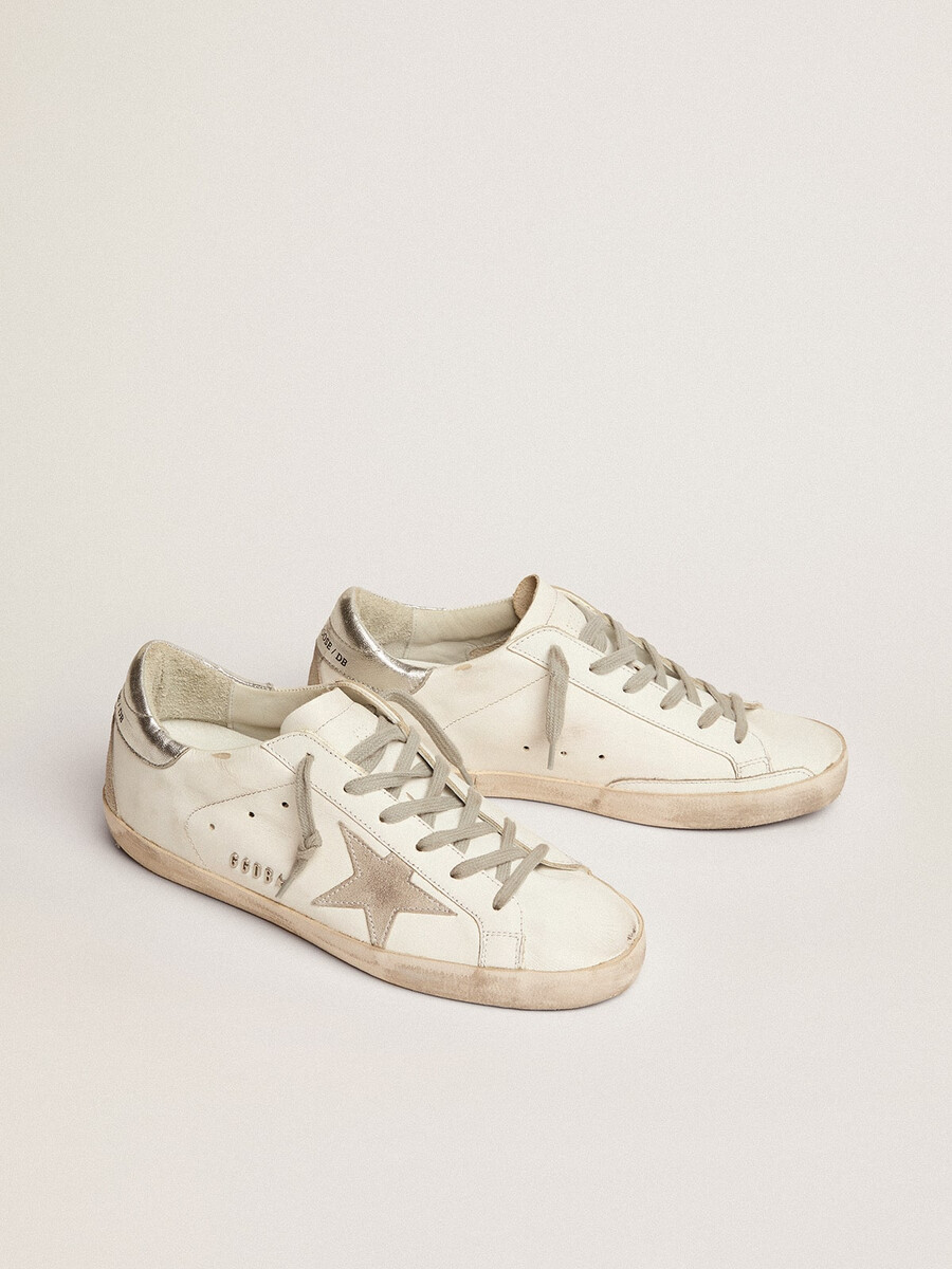 dames super-star met zilverkleurig hielstuk en metalen studs met letters.