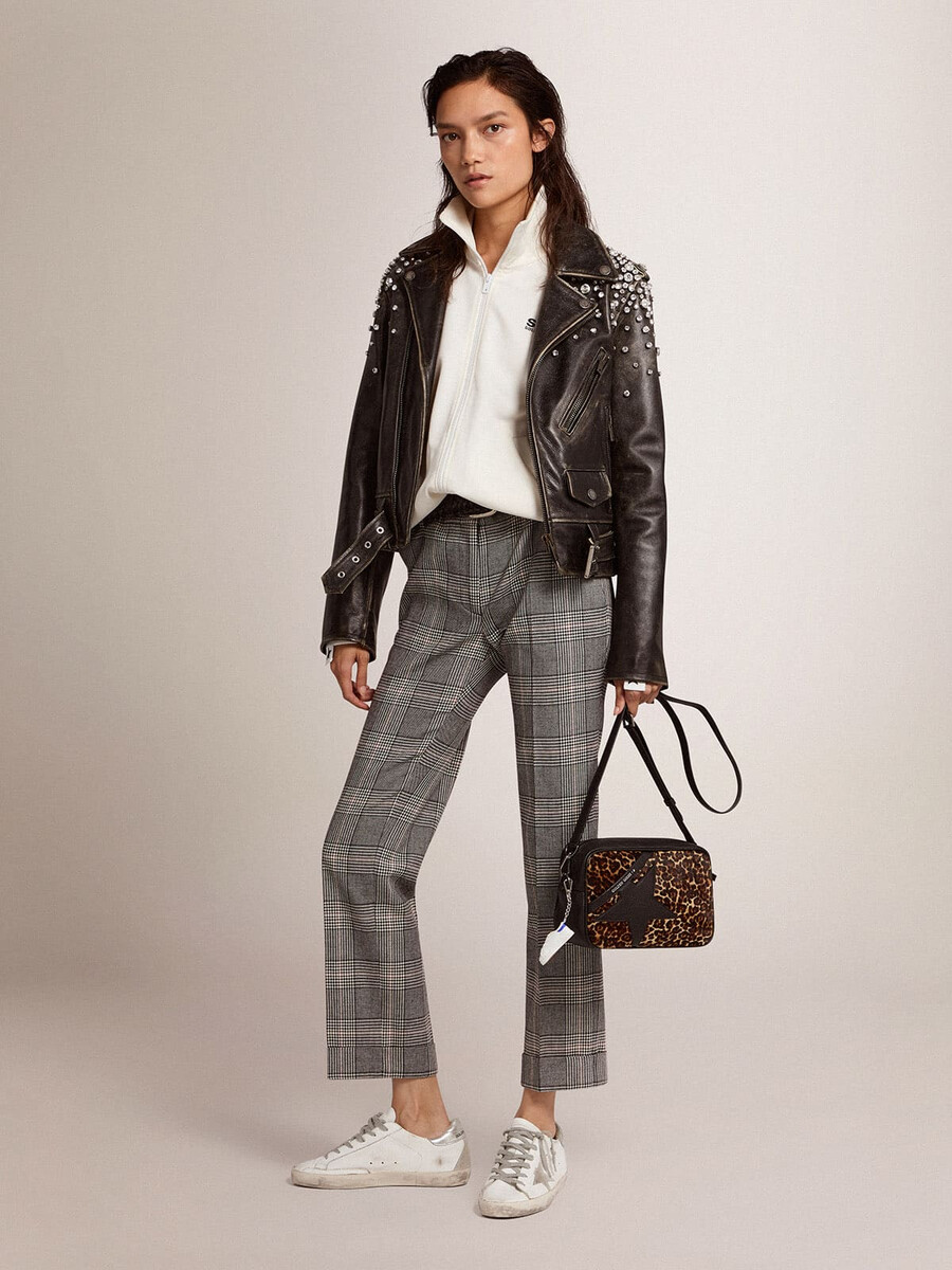 dames super-star met zilverkleurig hielstuk en metalen studs met letters.