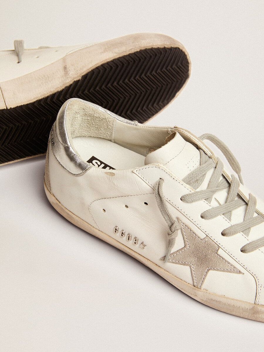 dames super-star met zilverkleurig hielstuk en metalen studs met letters.