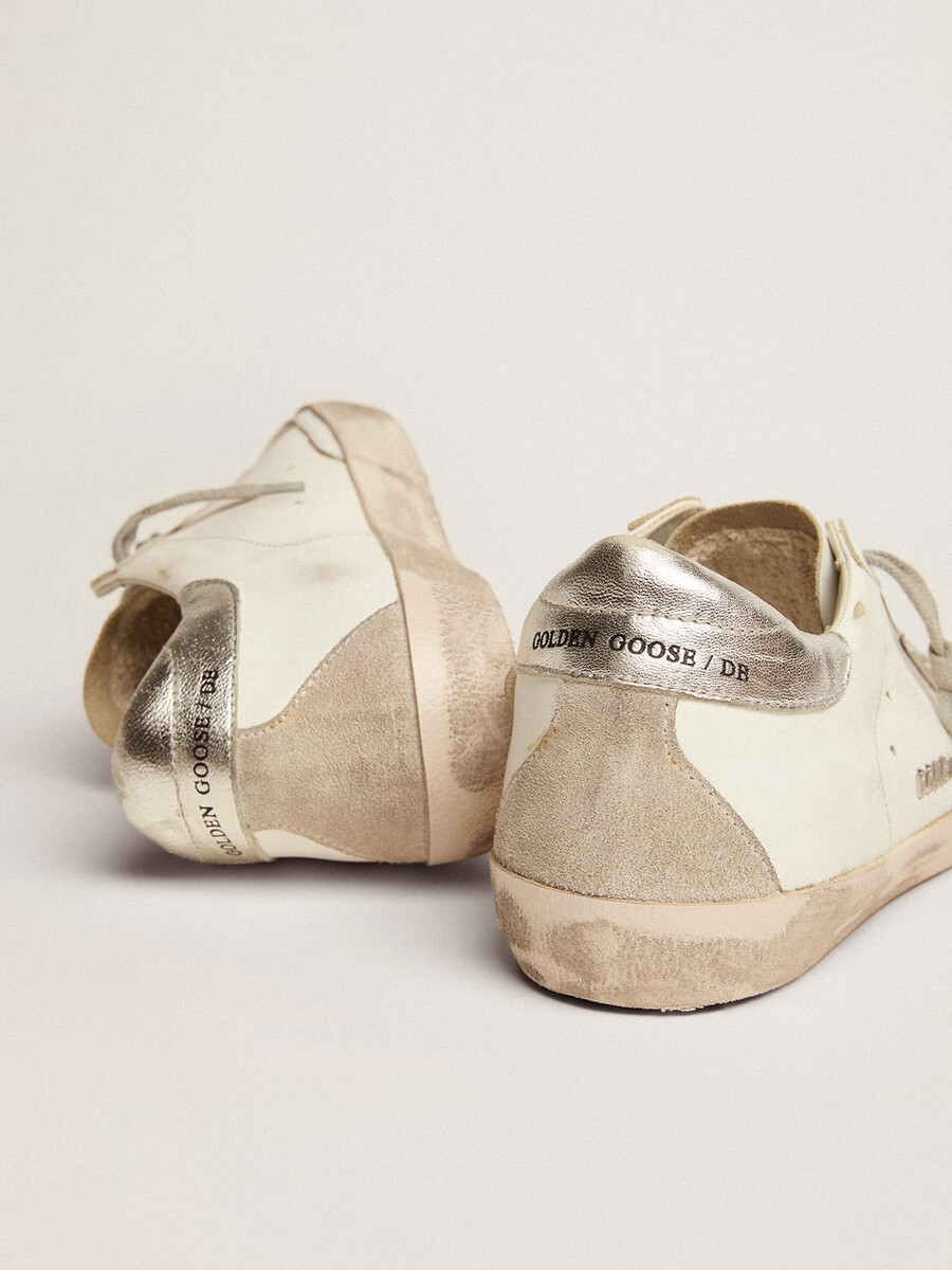 dames super-star met zilverkleurig hielstuk en metalen studs met letters.