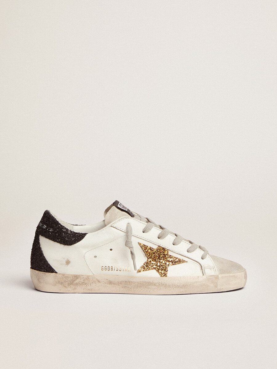 dames super-star in nappaleer met gouden glitterster en zwarte glitterhiel.