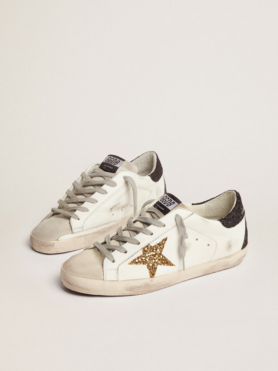 dames super-star in nappaleer met gouden glitterster en zwarte glitterhiel.
