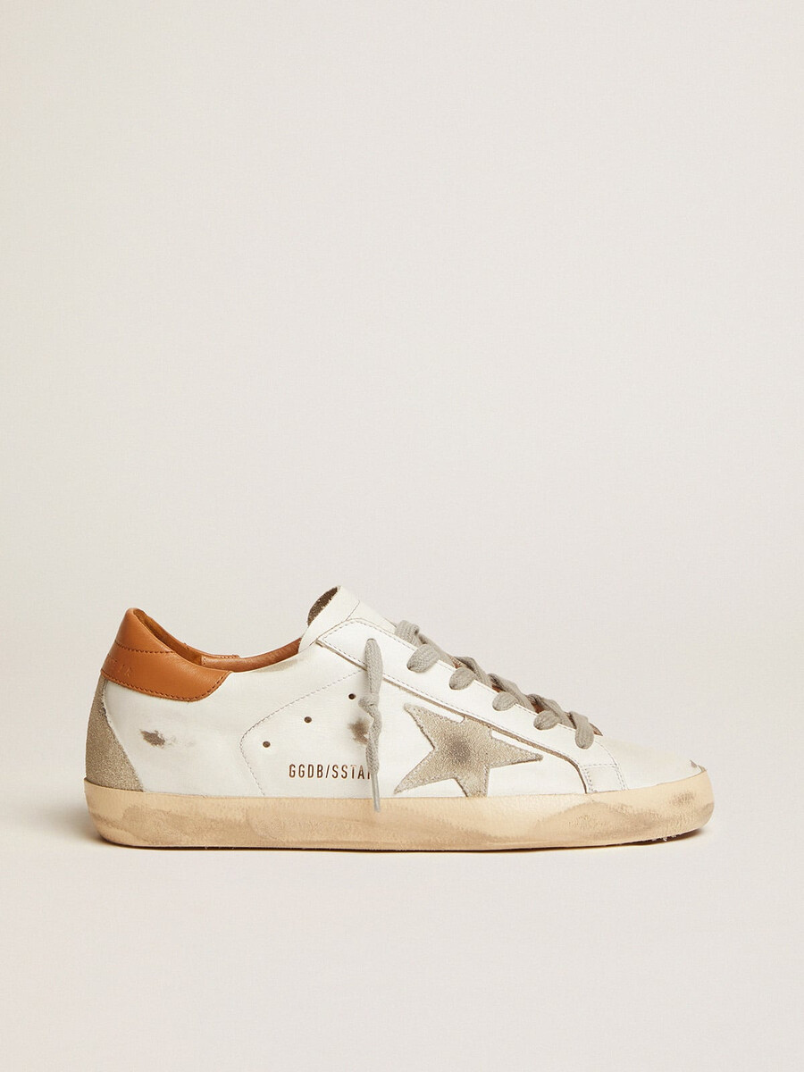 super-star sneakers voor dames met suède ster en bruine hielband.
