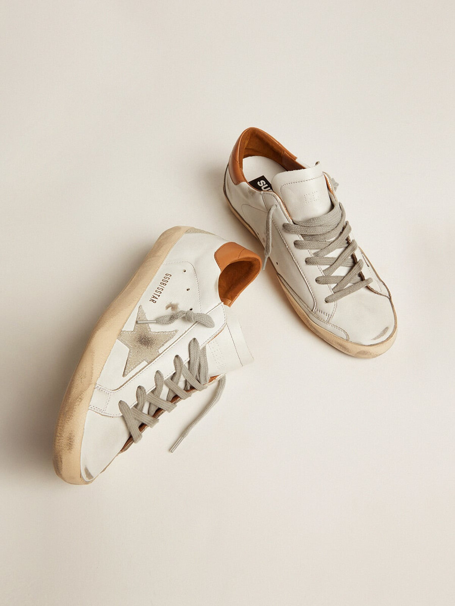 super-star sneakers voor dames met suède ster en bruine hielband.